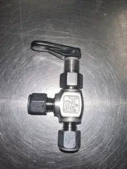 PARKER 4Z-V4AQ-SSP TOGGLE VALVE OLD STYLE PARKER *NEW IN BOX* SWAGELOK VALVES