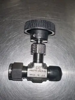 PARKER NEEDLE VALVE 316 4M6A-V4LN-SS 3/8OD X 1/4 MALE SWAGELOK VALVES