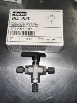PARKER 2Z-B2XJ-SSP 3 WAY BALL VALVE 1/8 , NEW , SWAGELOK VALVES