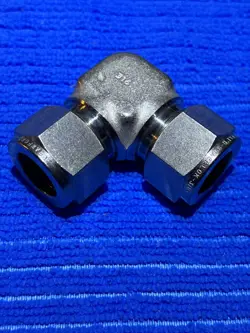 LOT OF 2 SWAGELOK STAINLESS STEEL ELBOW UNION, 5/8