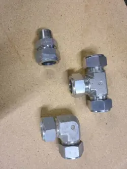 LOT SWAGELOK SS FITTINGS.  1 INCH SIZE