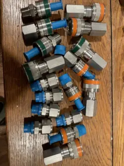 HUGE LOT OF SWAGELOK QC6 KEY 2/3 GREEN ORANGE QUICK CONNECT STEM COUPLERS