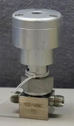 SWAGELOK NUPRO SS-4BK-1O STAINLESS STEEL BELLOWS SEALED VALVE