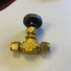 1/4 TUBE BRASS INTEGRAL BONNET NEEDLE VALVE SWAGELOK B-1VS4