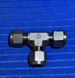 LOT OF 5 SWAGELOK SS TEE UNION FITTING, 3/8