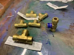 CAJON & HOLLANDER BRASS T FITTING LOT 1/2 INCH  & 1 SWAGELOK (2) 3/4 INCH 6PC
