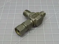 SWAGELOK SS-1RS4 STAINLESS STEEL 3-WAY BALL VALVE 1/4 IN TUBE 5000 PSIG 0 T18909