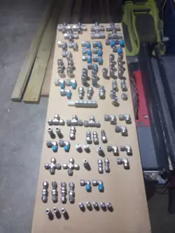 LOT OF 90 NEW SWAGELOKS FITTINGS