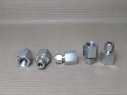 NEW LOT OF 5 PARKER/SWAGELOK 3/8'' TUBE OD COMPRESSION STRAIGHT ADAPTER TO 3/4