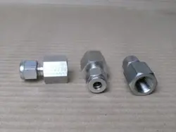 NEW LOT OF 3 PARKER/SWAGELOK 1/4'' TUBE OD COMPRESSION STRAIGHT ADAPTER TO 1/2''