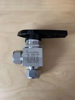 SWAGELOK SS-45S12-A MANUAL STAINLESS BALL VALVE 3/4 45 ANGLE
