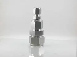 SWAGELOK TUBE FITTING REDUCING UNION 3/4 IN X 1/4 IN TUBE OD SS-1210-6-4 316 SST