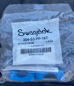 304-S3-PP-16T SWAGELOK BOLTED PLASTIC CLAMP TUBE - 1