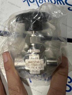 SS-1RM4-F4 NEEDLE VALVE  BRAND NEW FAST SHIPPING VIA DHL