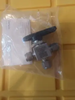 SWAGELOK SS-43GXS4 3 WAY BALL VALVE (BRAND NEW)