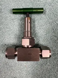 NUPRO SS-8BK BELLOWS SEALED VALVE PCTFE STEM TIP 1/2 IN. SWAGELOK TUBE FITTING