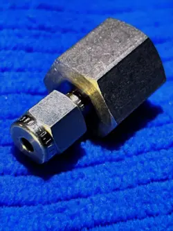 LOT OF 8 SWAGELOKSS CONNECTOR, 1/4 OD TUBE X 1/4