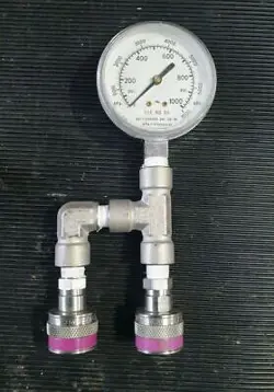 0550-0246 1000PSI PRESSURE GAUGE W/ SWAGELOK 316KMI ELBOW / 316 KMP T / X2 316 Q