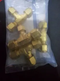 LOT OF 4 SWAGELOK B-400-3TFT FEMALE RUN TEE 1/4 X 1/8