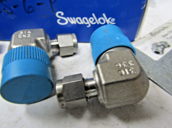 ??2) NEW SWAGELOK SS-400-2-8 STAINLESS  ELBOW 1/4 TUBE OD X 1/2 MALE LOT OF  2