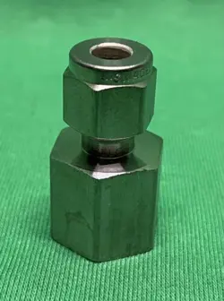 1 SWAGELOK STAINLESS STEEL CONNECTOR 1/4