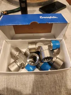 4 SWAGELOK SS-8-ST STAINLESS STEEL PIPE FITTING 1/2 IN. FEMALE NPT X 1/2 IN.