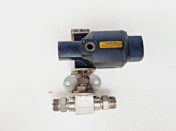 SWAGELOK 131SR PNEUMATIC VALVE ACTUATOR WITH SS-83KS8-31C BALL VALVE