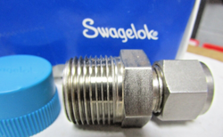 ??NEW SWAGELOK SS-810-1-12