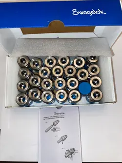 NEW BOX OF 25 SWAGELOK FITTINGS SS-600-1-6 MALE CONNECTOR 3/8 X 3/8 MALE PIPE