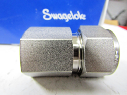 ??NEW SWAGELOK SS-1210-7-8 STAINLESS FEMALE CONNECTOR 3/4 TUBE O.D X 1/2 FNPT