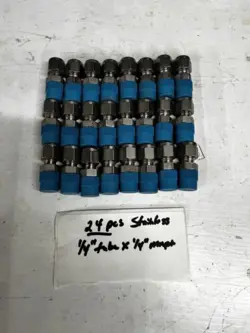 LOT OF 24PCS  SWAGELOK STAINLESS MALE CONNECTORS 1/4 TUBE X 1/4 MNPT