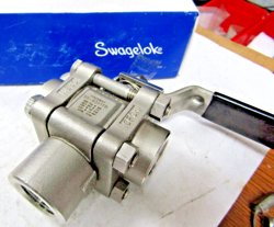 ??NEW SWAGELOK SS-63XTF8 STAINLESS 3 PIECE 60 SERIES BALL VALVE 1/2
