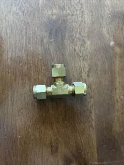 SWAGELOK BRASS  TUBE FITTING, UNION TEE, 1/4 IN. TUBE OD
