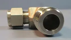 SWAGELOK SS-600-2-8 STAINLESS 90 DEGREE UNION 3/8