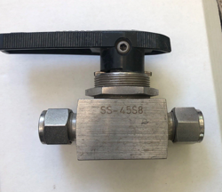 WHITLEY SWAGELOK  316 SS-45S8  STAINLESS BALL VALVE WITH NUTS