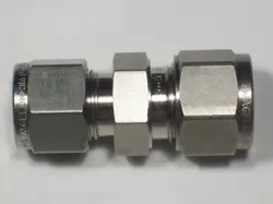 1 - SWAGELOK STAINLESS STEEL UNION FITTING, 10 MM TUBE X 3/8