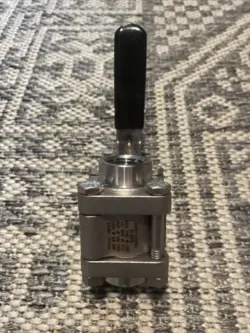 NEW SWAGELOK SS-63TF8 3 PIECE 60 SERIES BALL VALVE