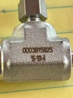 NEW STAINLESS STEEL LOW FLOW ANGLE PATTERN METERING VALVE 1/16 IN SWAGELOK TUBE
