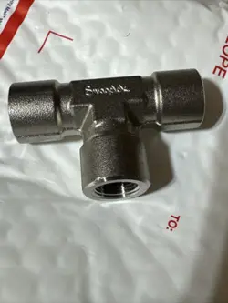 1- SWAGELOK STAINLESS STEEL PIPE TEE FITTING, 3/8