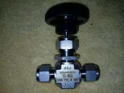 NEW SWAGELOK SS-1RS6 MANUAL STAINLESS NEEDLE VALVE 3/8IN TUBE