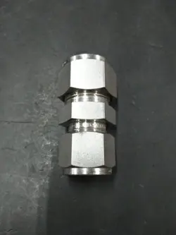 SWAGELOK SS-810-8-6 STAINLESS STEEL COMPRESSION UNION 5/8 OD TUBE TO 1/2 OD TUBE