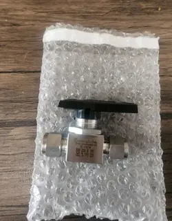 11- SWAGELOK STAINLESS STEEL 40G SERIES BALL VALVE, 1/4