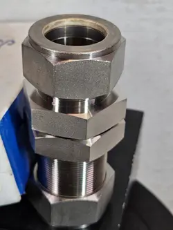 NEW SWAGELOK SS-1610-61