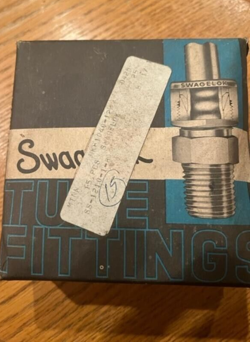 SWAGELOK SS-1210-1-8 STAINLESS STEEL MALE CONNECTOR 3/4 TUBE X 1/2 MALE PIPE