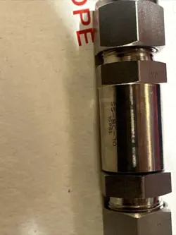 NEW SWAGELOK SS-8C-10 POPPET CHECK VALVE FIXED PRESSURE 1/2