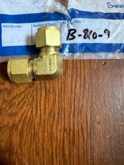 SWAGELOK B-810-9
