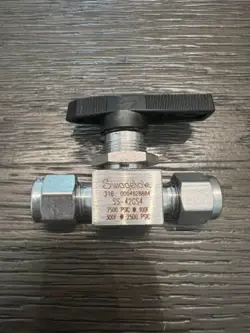 BRAND NEW! SWAGELOK 1/4 STAINLESS STEEL TUBING BALL VALVE  SS-42GS4