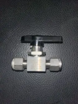1- SWAGELOK STAINLESS STEEL 40G SERIES BALL VALVE, 1/4