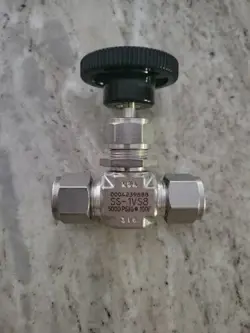 SWAGELOK SS-1VS8 STAINLESS STEEL NEEDLE VALVE, 1/2 IN OD TUBE COMPRESSION