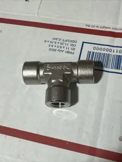 NEW SWAGELOK STAINLESS STEEL PIPE TEE FITTING, 1/4